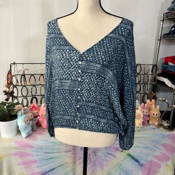 Lulus Blue Patterned Women's top boho medium ruched sleeve - Picture 8 of 9